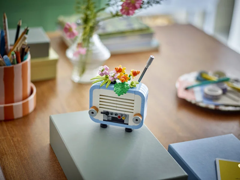 Record Player with Flowers - View 7