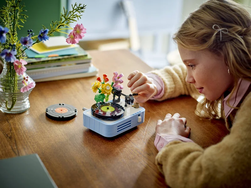 Record Player with Flowers - View 8