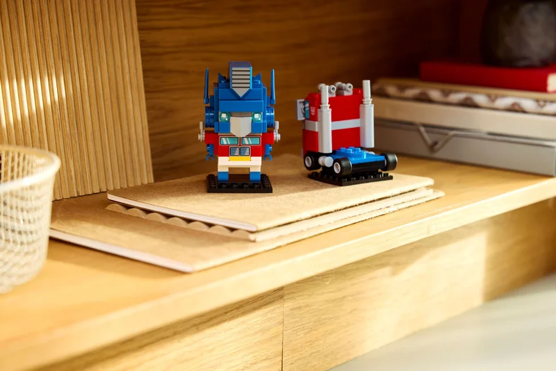 Optimus Prime Robot & Vehicle - View 5