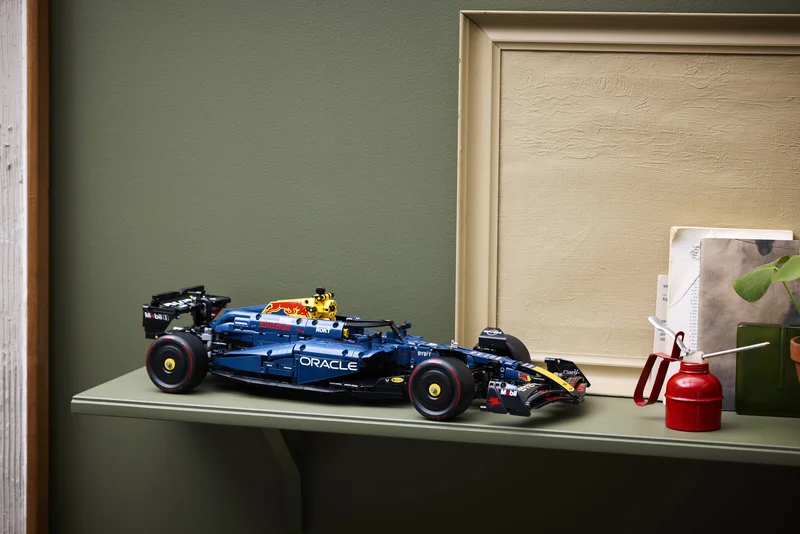 Oracle Red Bull Racing RB20 F1 Car - View 6