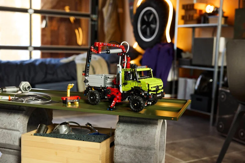Mercedes-Benz Unimog U 5023 with Crane - View 8