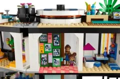Andrea's Modern Mansion - View 4