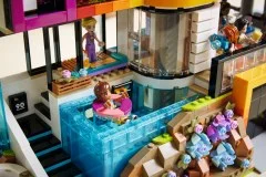 Andrea's Modern Mansion - View 7