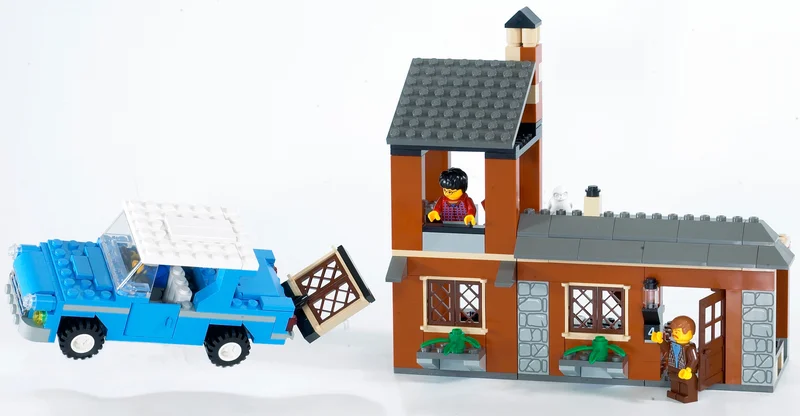 LEGO 4728-1 Escape from Privet Drive — 282 pieces, released 2002