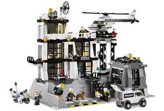 LEGO 7237-1 Police Station [Lighted Figure] — 605 pieces, City theme
