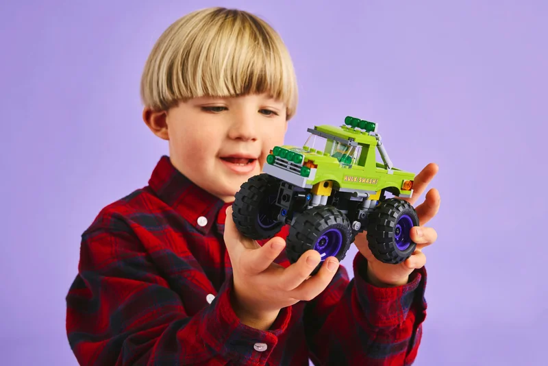 The Hulk Truck vs. Thanos - View 6