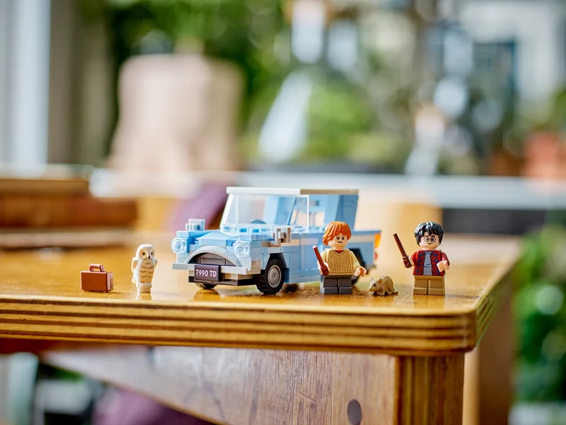 Flying Ford Anglia - View 6