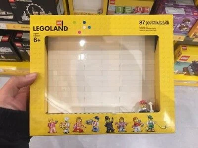 LEGO 852666-1 Brick Wall Photo Display — 87 pieces, Legoland Parks theme