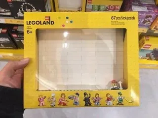 LEGO 852666-1 Brick Wall Photo Display — 87 pieces, Legoland Parks theme