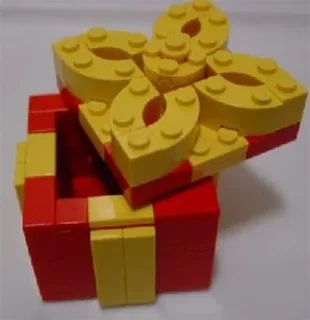 LEGO LLCA07-1 Holiday Gift Box (Red Box, Yellow Trim With Removable Top) (Legoland California) — 108 pieces, Legoland Parks theme